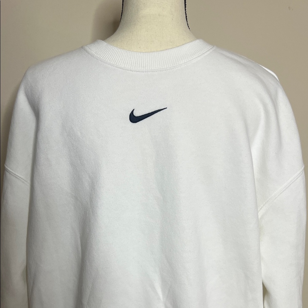 ☑️🚹Nike Men's Classic White Crewneck Sweater - Picture 8 of 17
